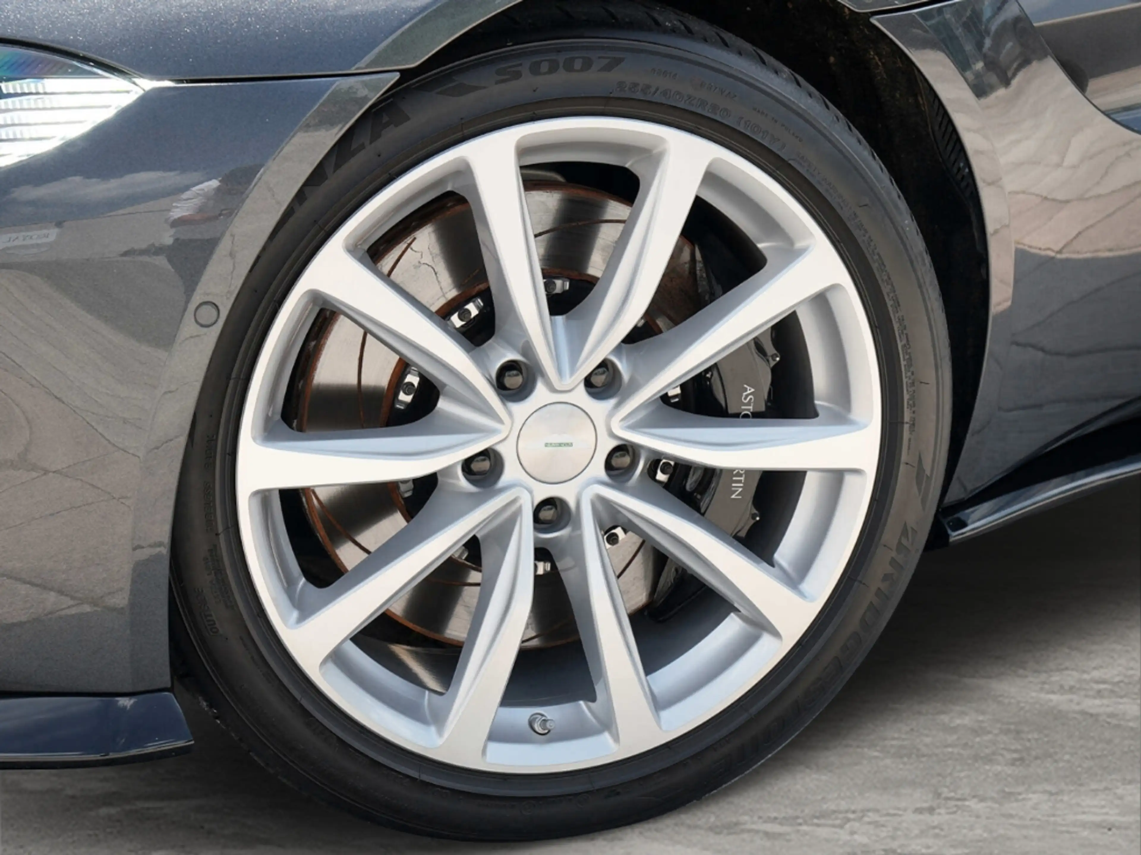Aston Martin Vantage V8 Magnetic Silver / Onyx Black — photo 13