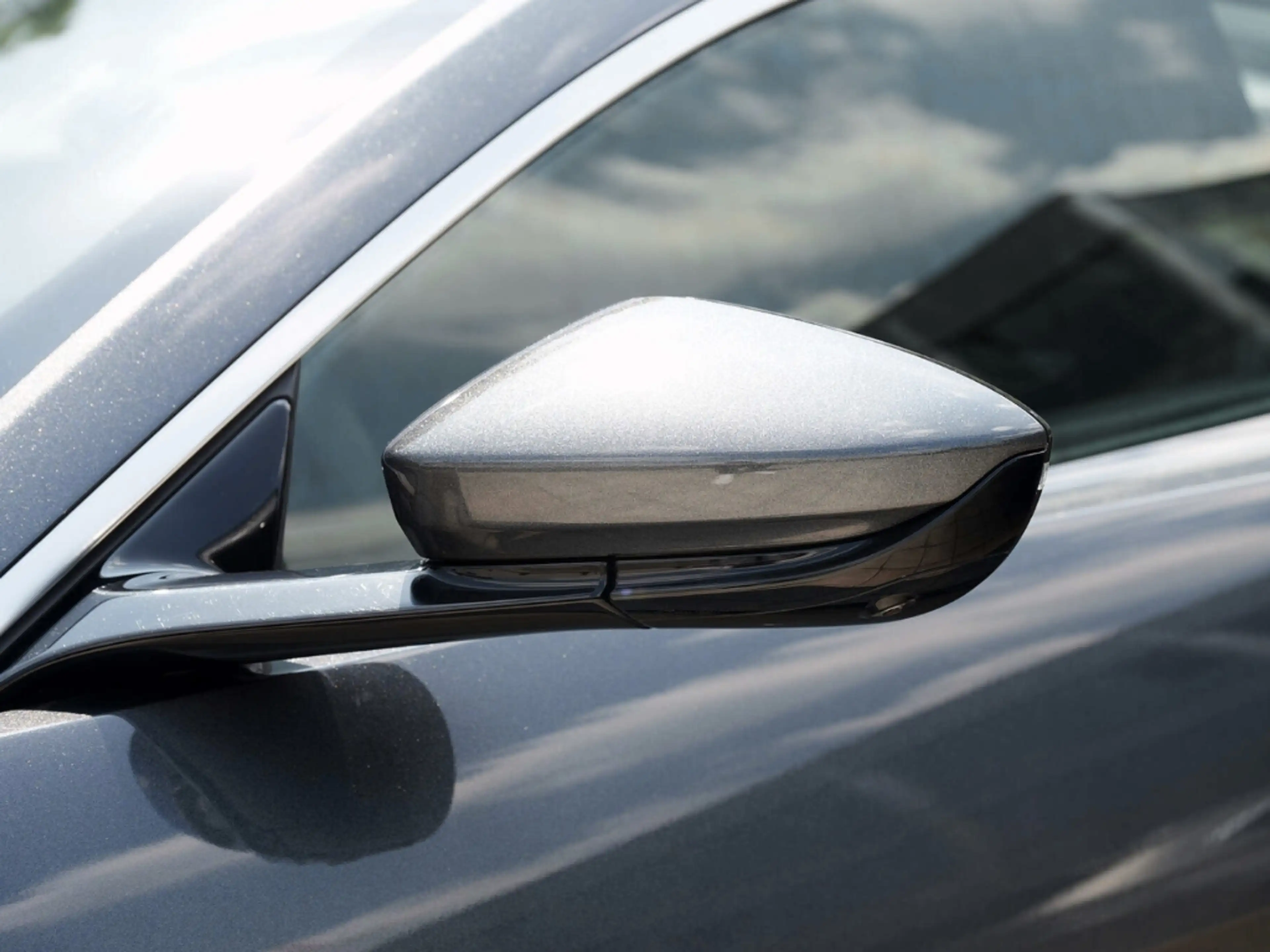 Aston Martin Vantage V8 Magnetic Silver / Onyx Black — photo 15