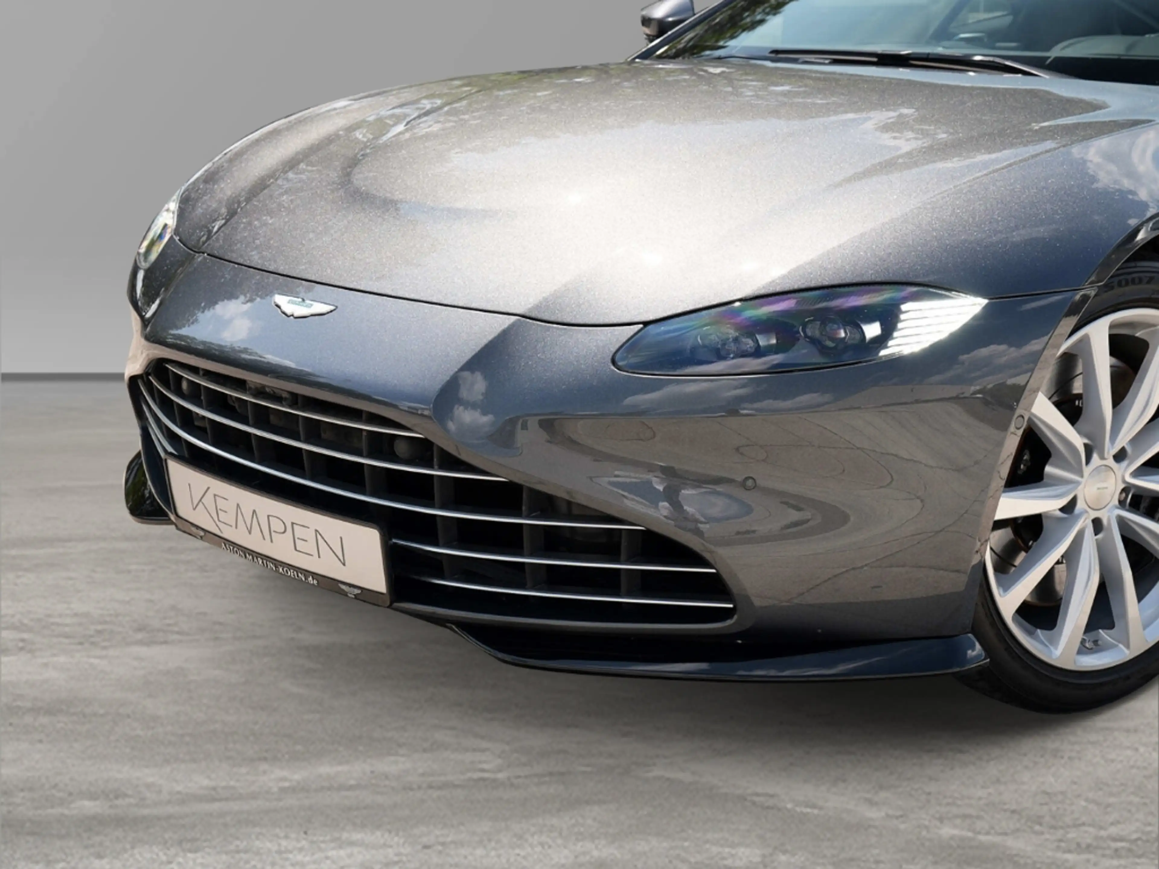 Aston Martin Vantage V8 Magnetic Silver / Onyx Black — photo 11