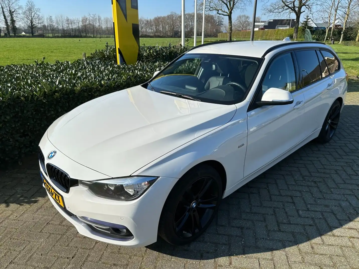 BMW Touring 318i Aut8 Sport Keyless/Leder/Navi Blanc - 1