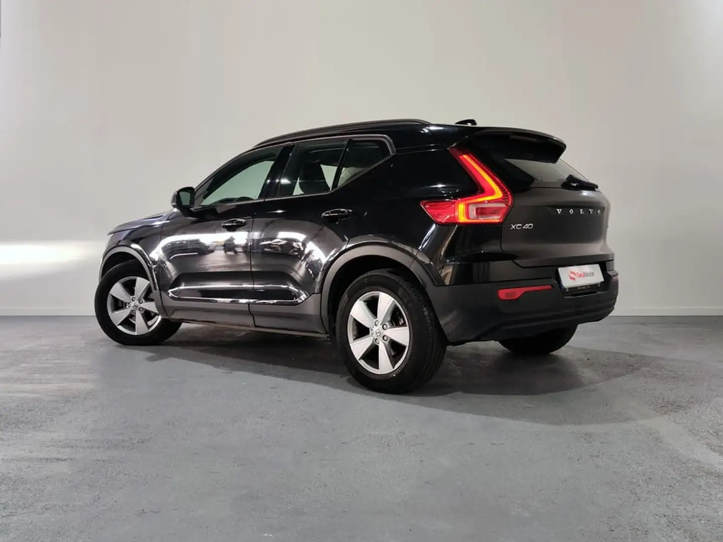 Volvo XC40 T3 Momentum Aut. Negro - 2