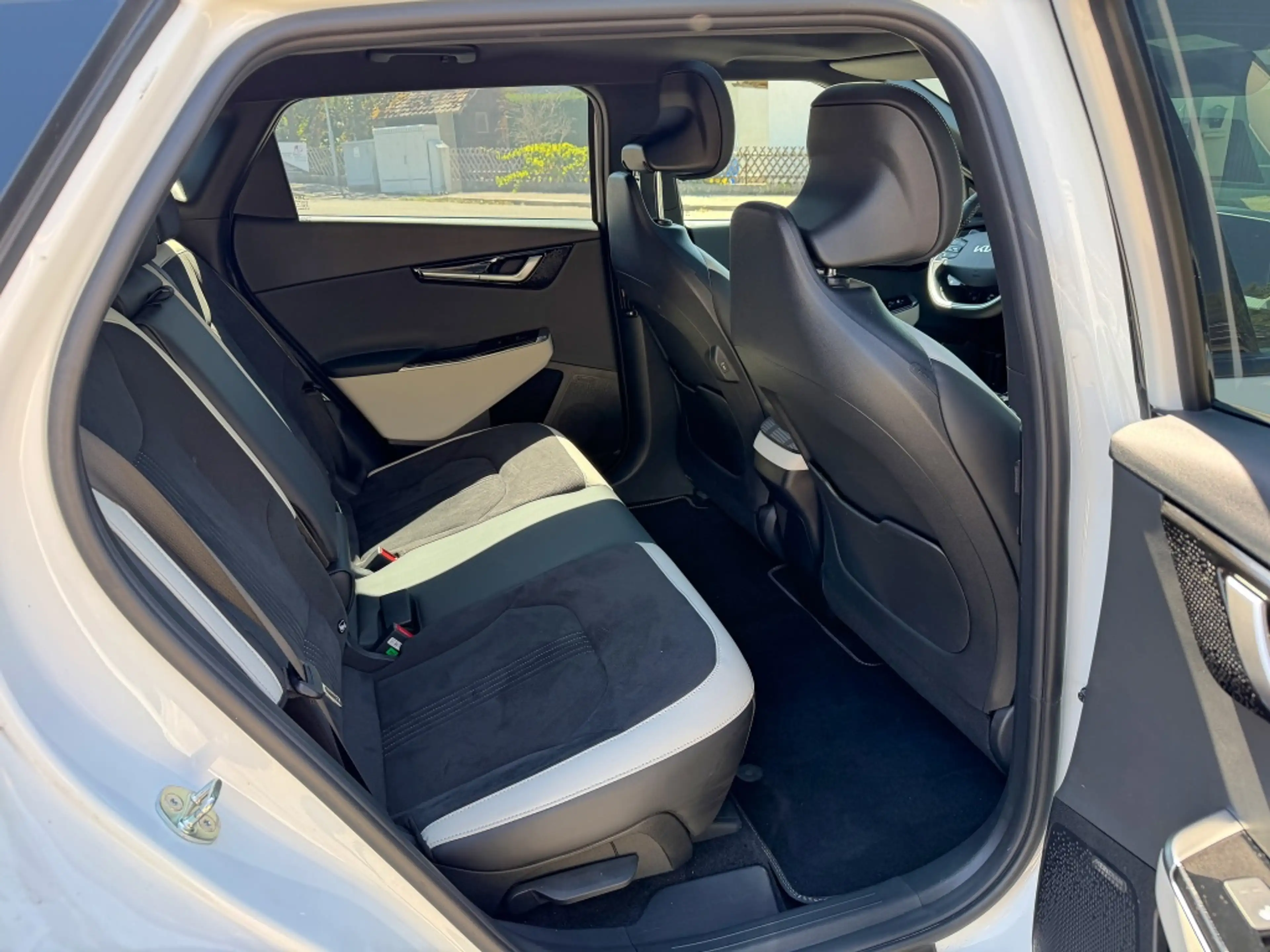 Kia EV6 GT Line 4WD AHK GlasD 360K ACC Assist Sound — photo 11