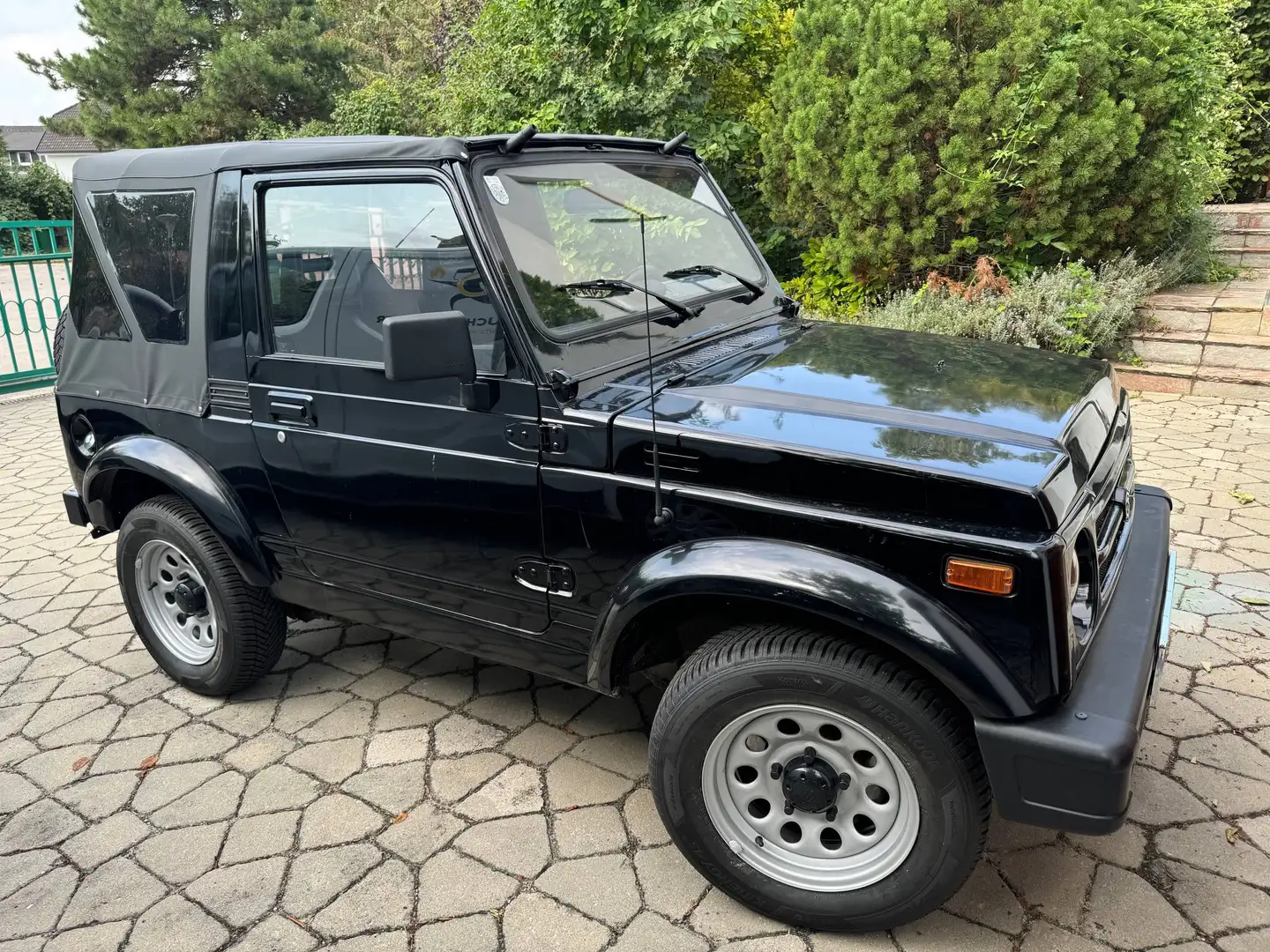 Suzuki Samurai LXE SJ50 Schwarz - 1