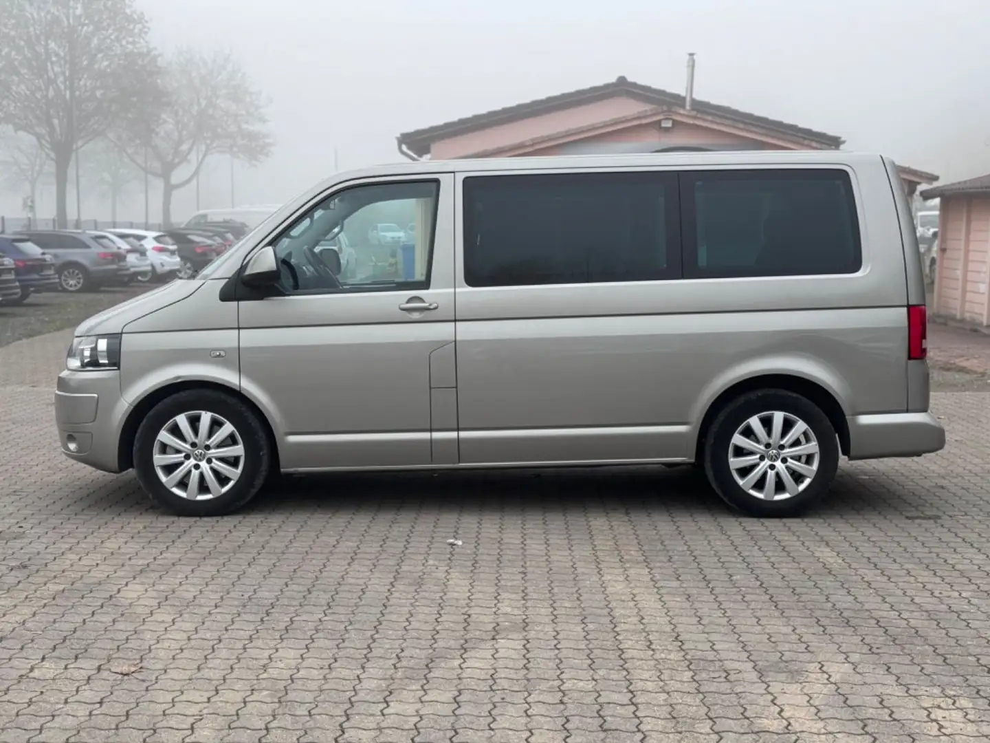 Volkswagen T5 Multivan 2.0 TDI *NAVI *PDC * AHK Grau - 2