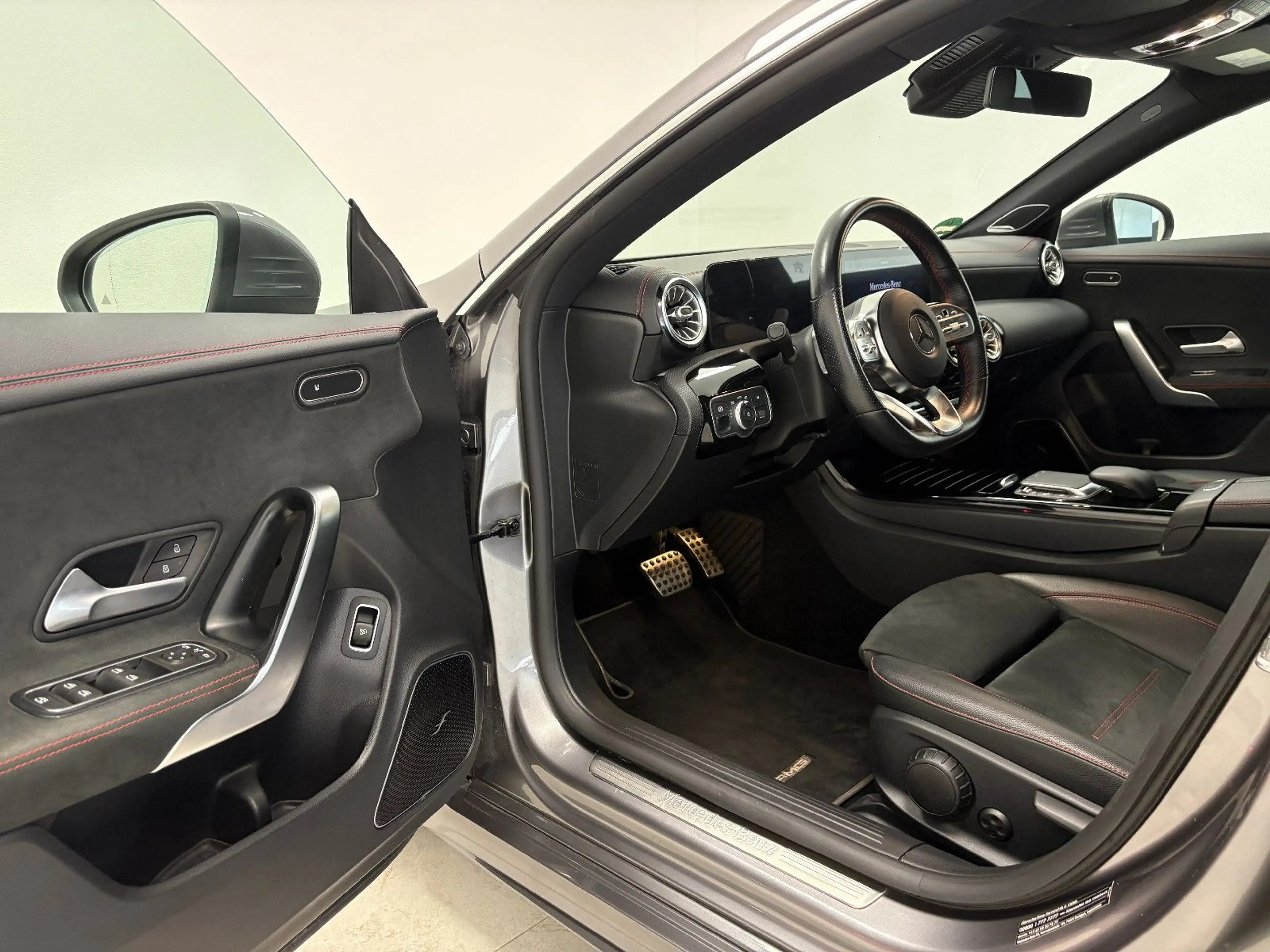 Mercedes-Benz CLA 220 d 4Matic*AMG-LINE*PANO*BURMESTER*360°* — photo 12