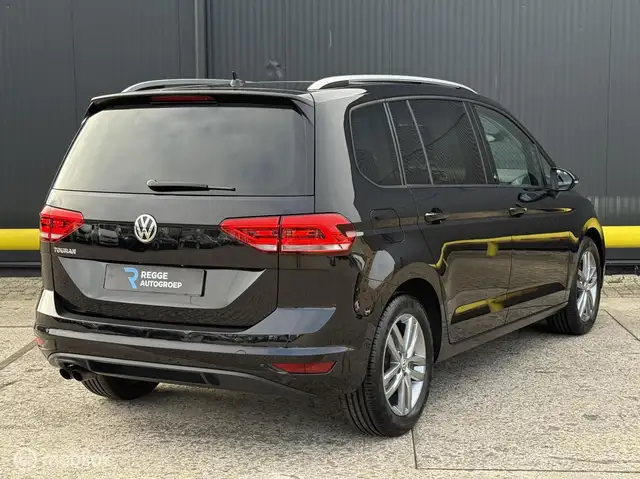 Volkswagen Touran view 3