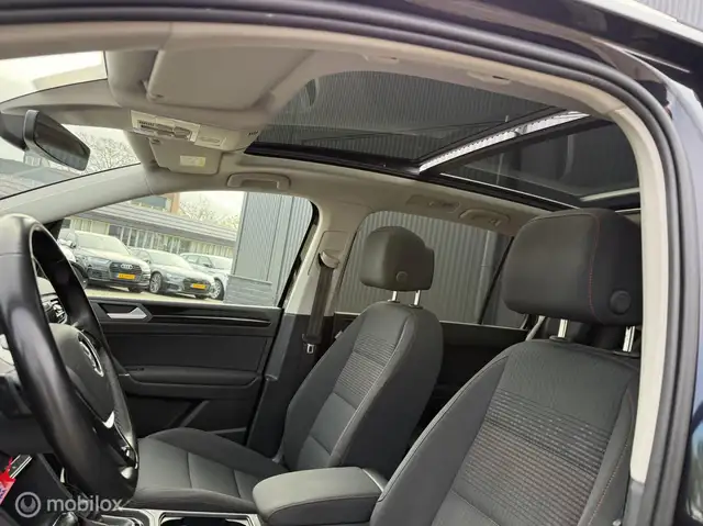 Volkswagen Touran view 4