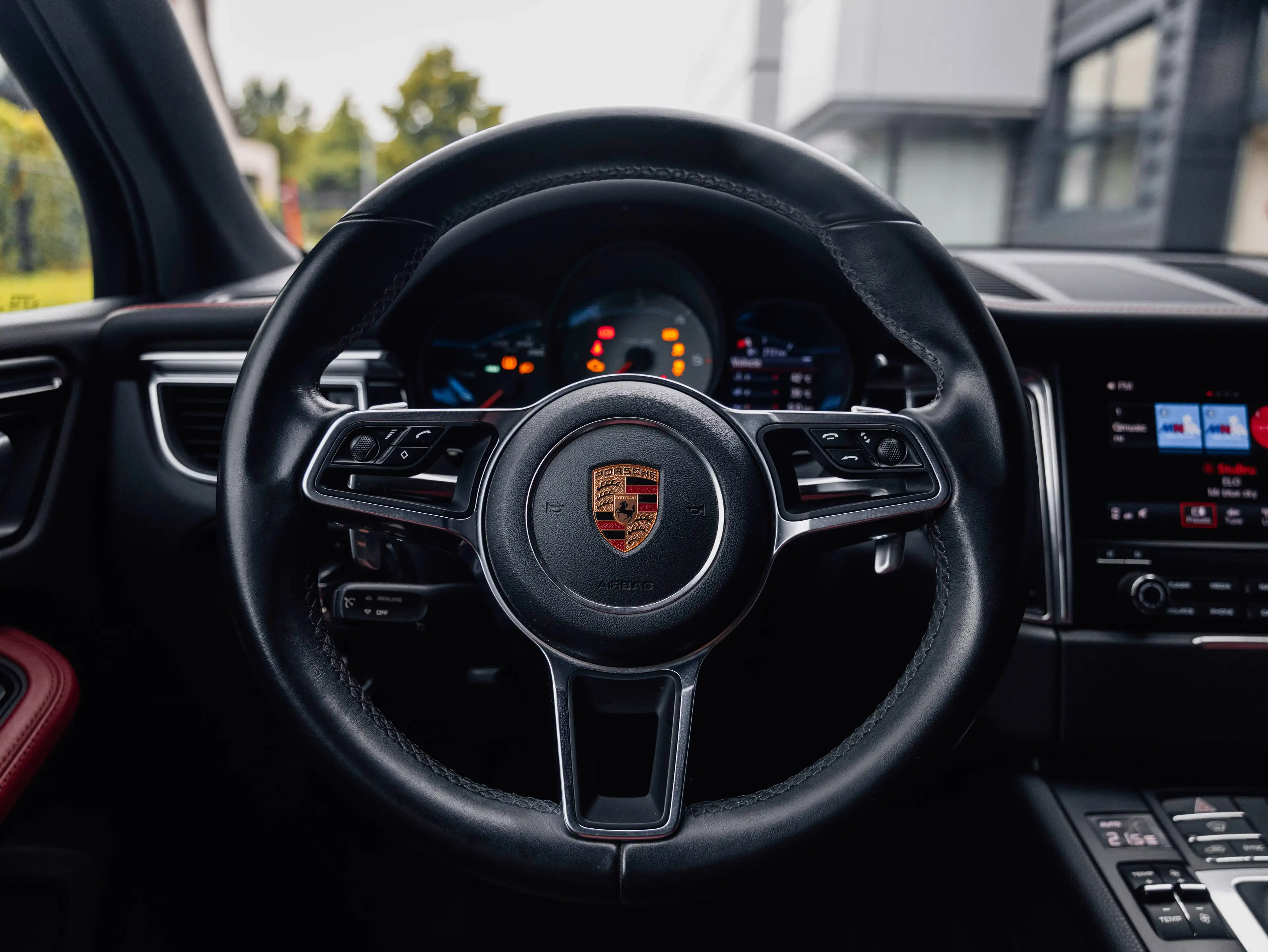 Porsche Macan Macan S - 1st owner - 2 YEARS Porsche Approved till 15 October — photo 13