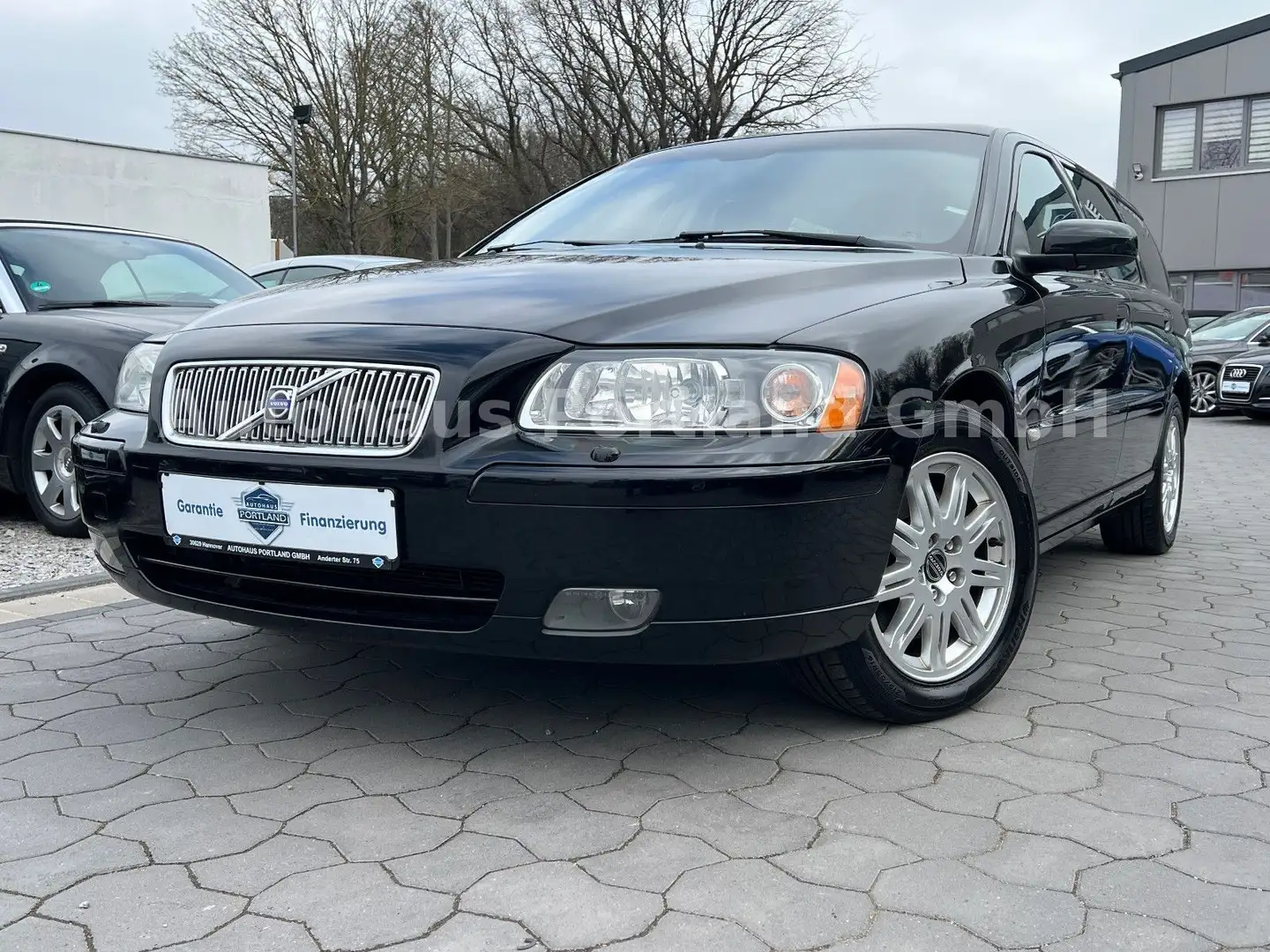 Volvo V70 Kombi 2.4 D Momentum*1.Hand*S-Heft*Xenon*AHK Noir - 2