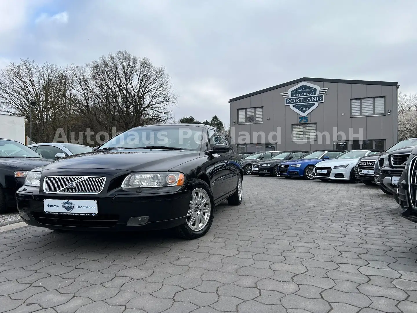 Volvo V70 Kombi 2.4 D Momentum*1.Hand*S-Heft*Xenon*AHK Noir - 1