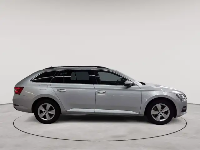 Skoda Superb view 3