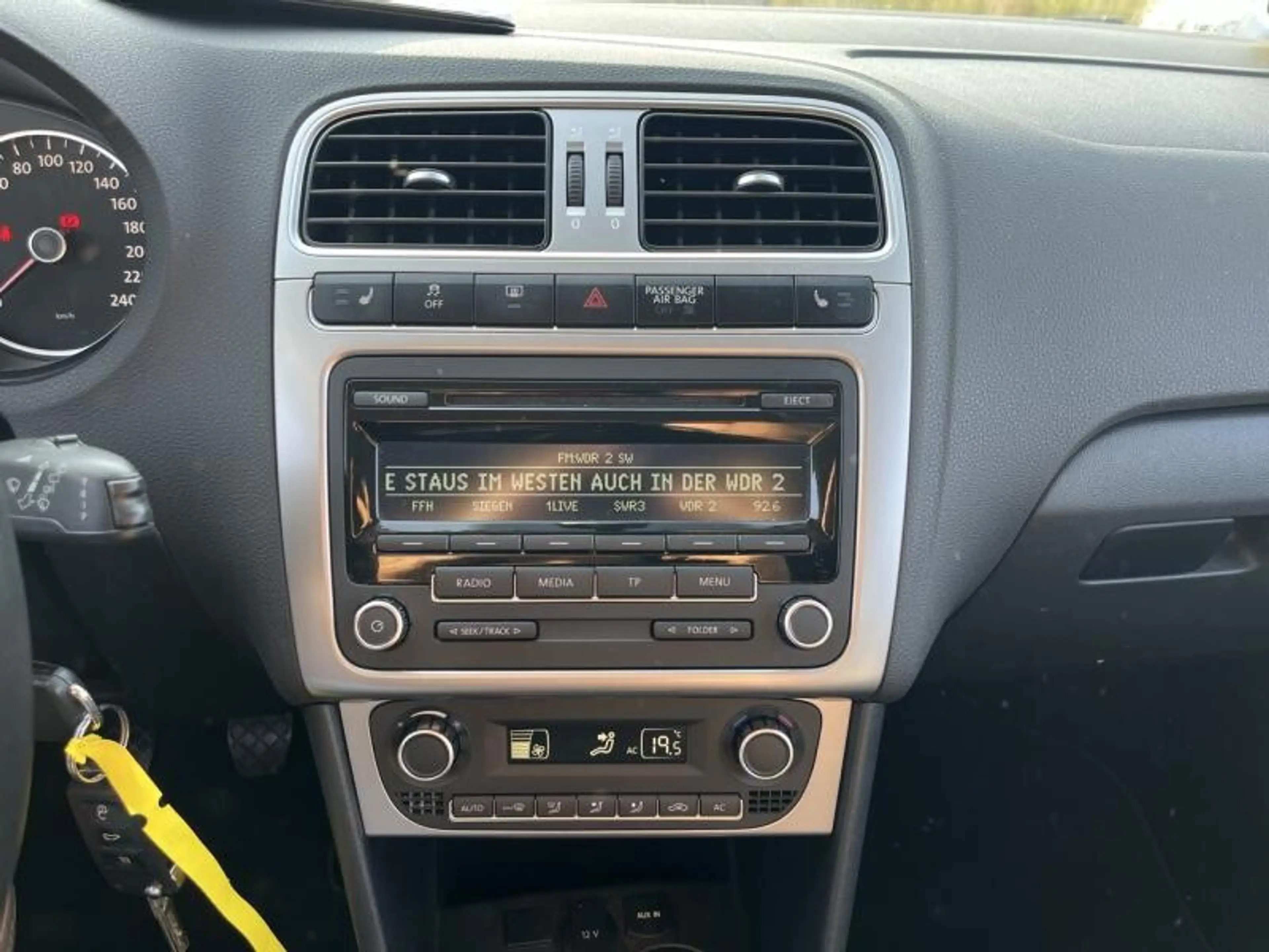 Volkswagen Polo Life Bi-Xenon Tempomat SHZ PDC Berg-Assist — photo 5