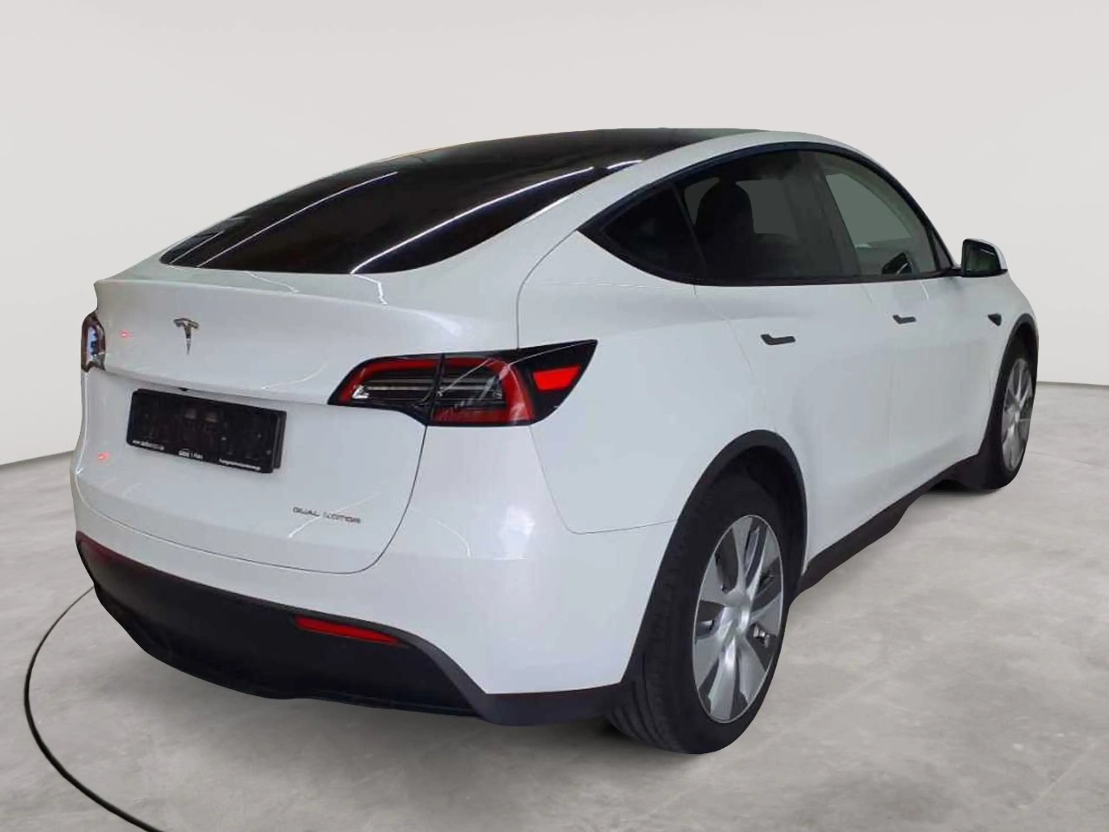 Tesla Model Y Long Range Dual Motor AWD — photo 4