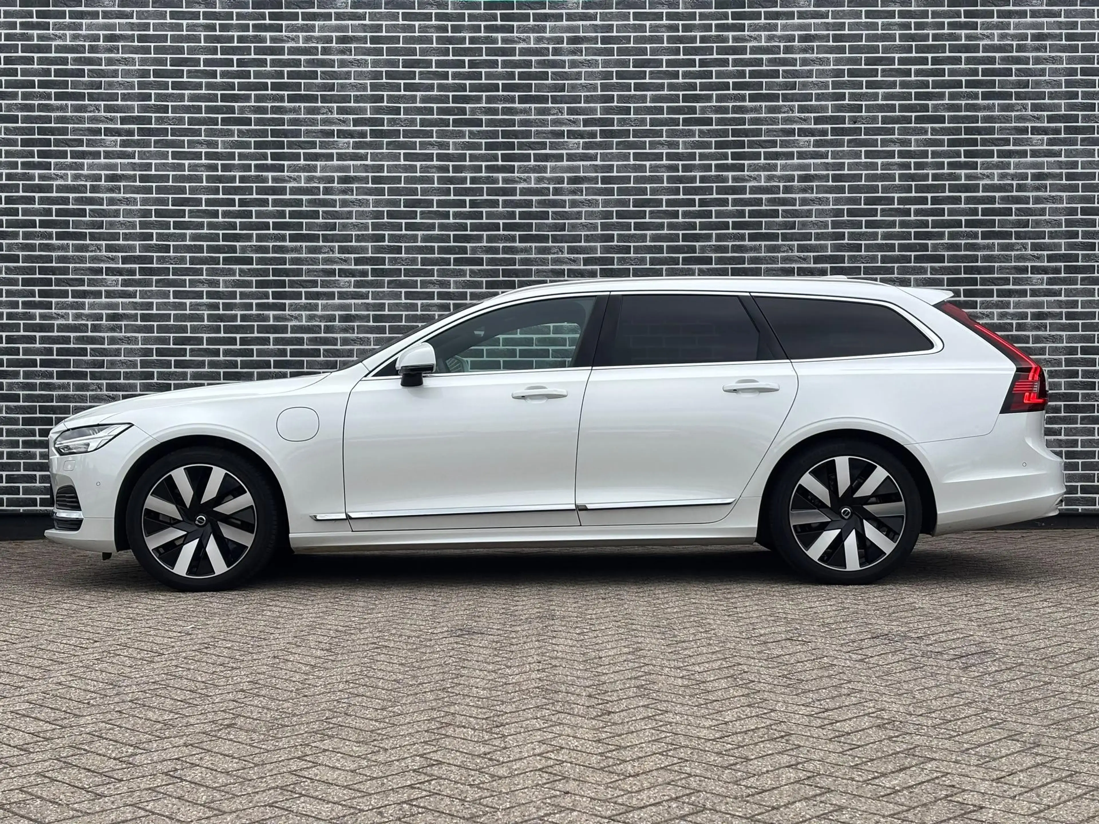 Volvo V90 2.0 T6 Plug-in hybrid AWD Plus Bright | Long Range — photo 4