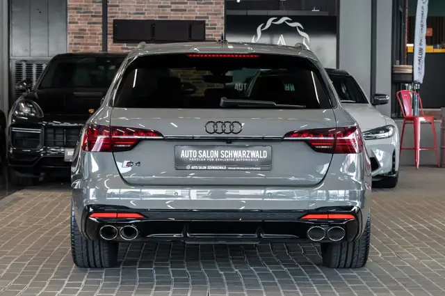 Audi S4 view 9