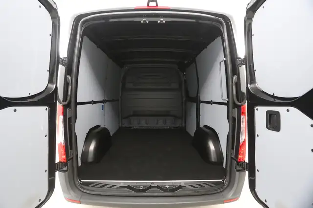 Mercedes-Benz Sprinter view 3