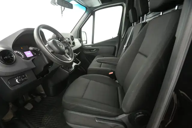 Mercedes-Benz Sprinter view 18