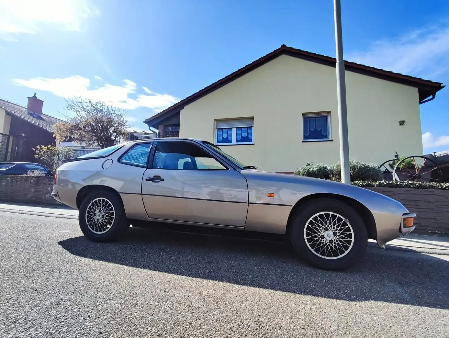 Porsche 924 125 PS, 5 Ganggetriebe Bronze - 1