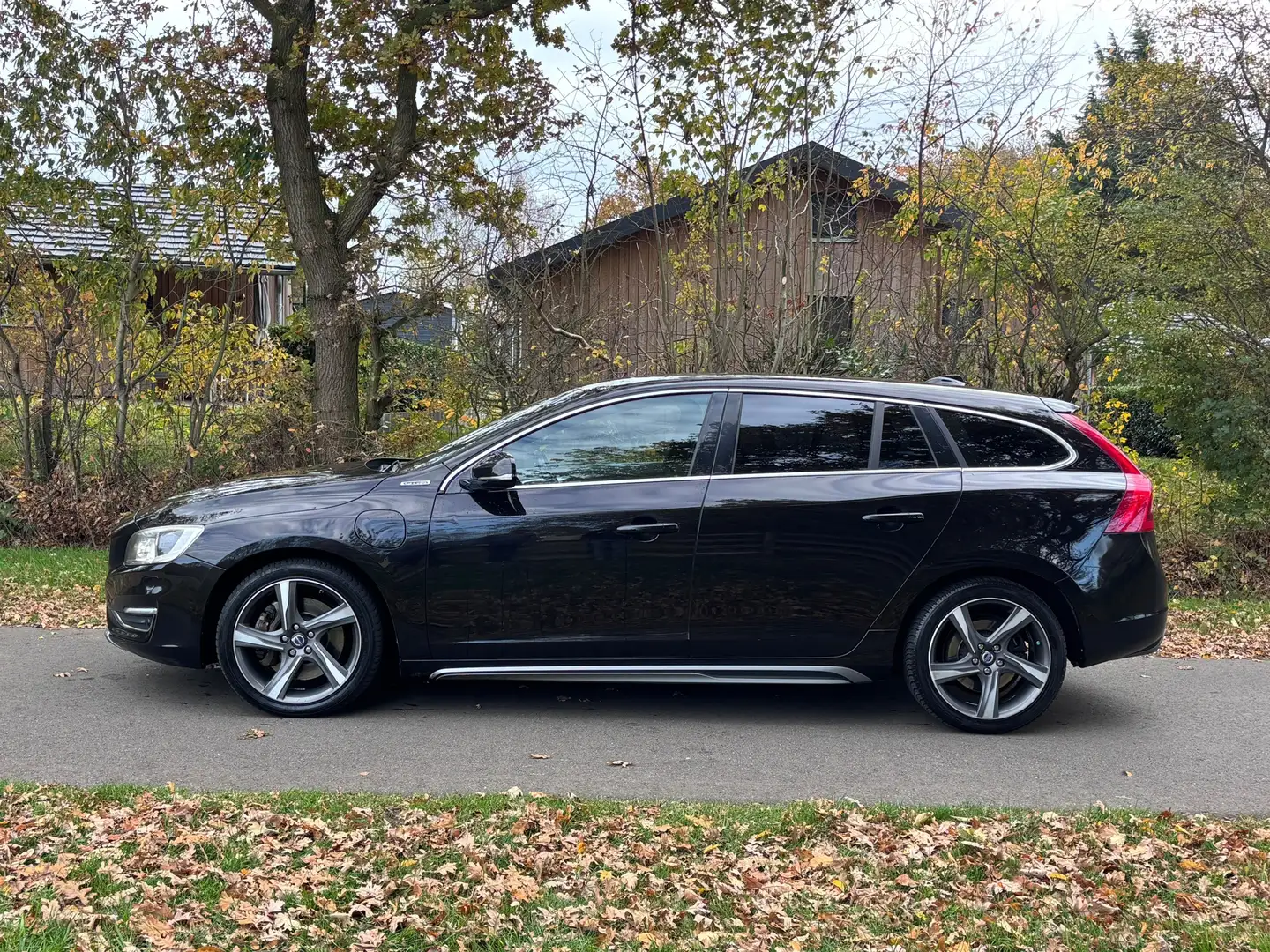 Volvo V60 2.4 D6 AWD Plug-In Hybrid Summum | Schuif/ Kantel Zwart - 2