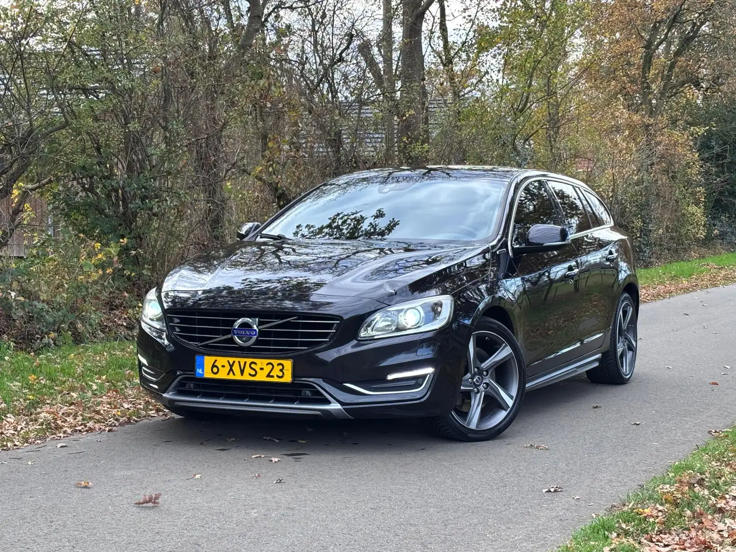 Volvo V60 2.4 D6 AWD Plug-In Hybrid Summum | Schuif/ Kantel Zwart - 1