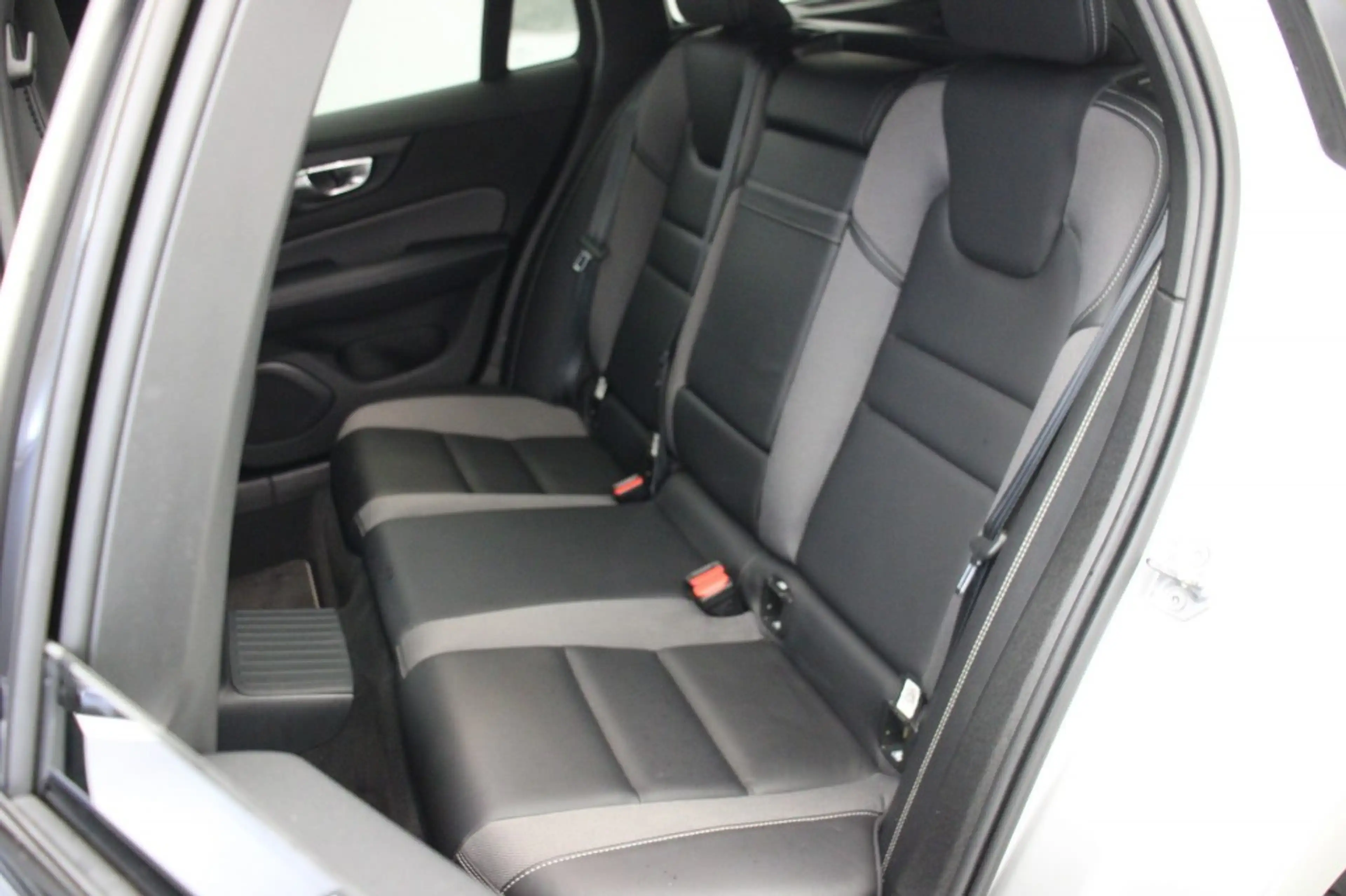Volvo V60 2.0 T6 Recharge AWD R-Design - Carplay, Camera, St — photo 14