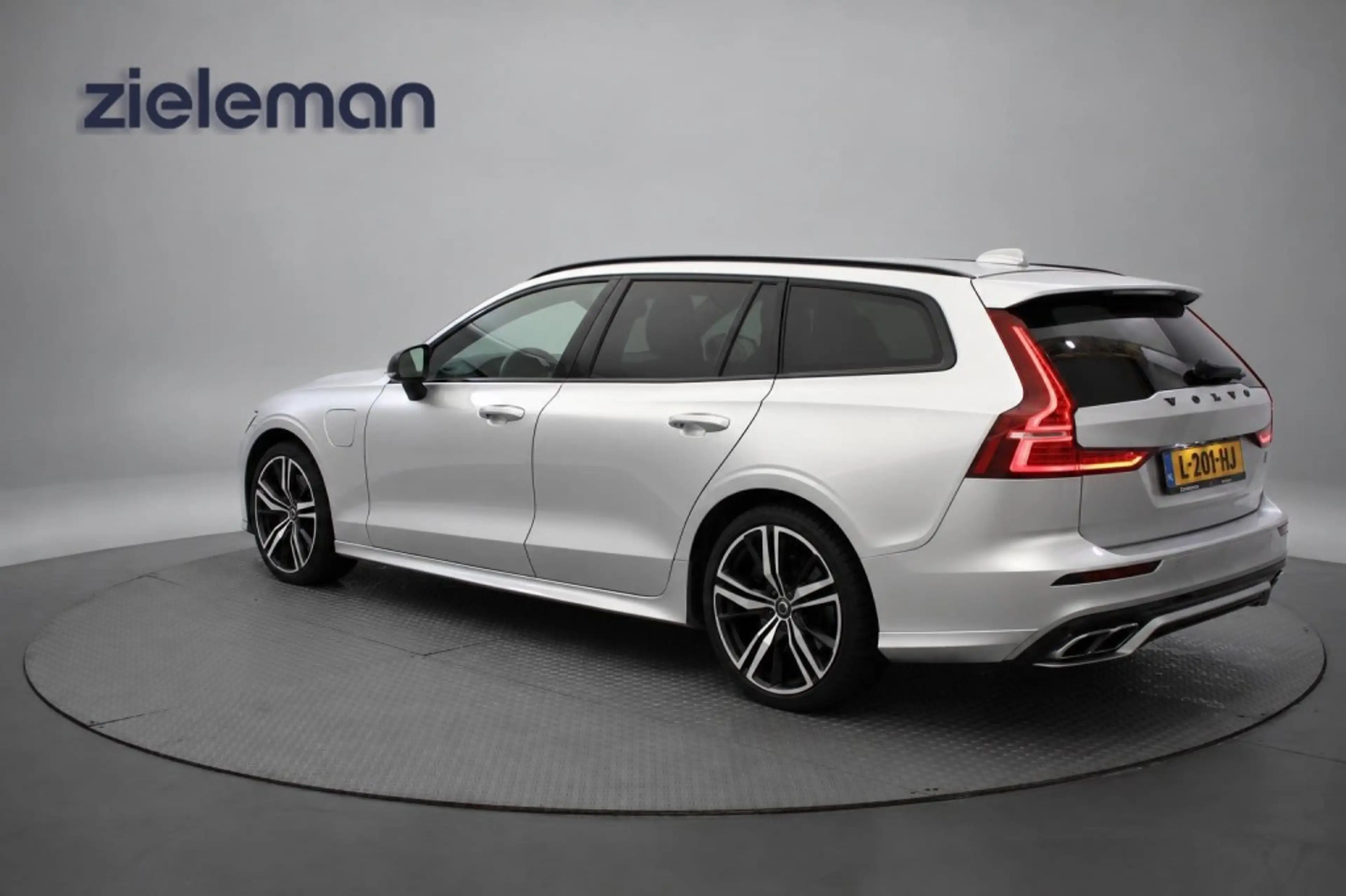 Volvo V60 2.0 T6 Recharge AWD R-Design - Carplay, Camera, St — photo 4