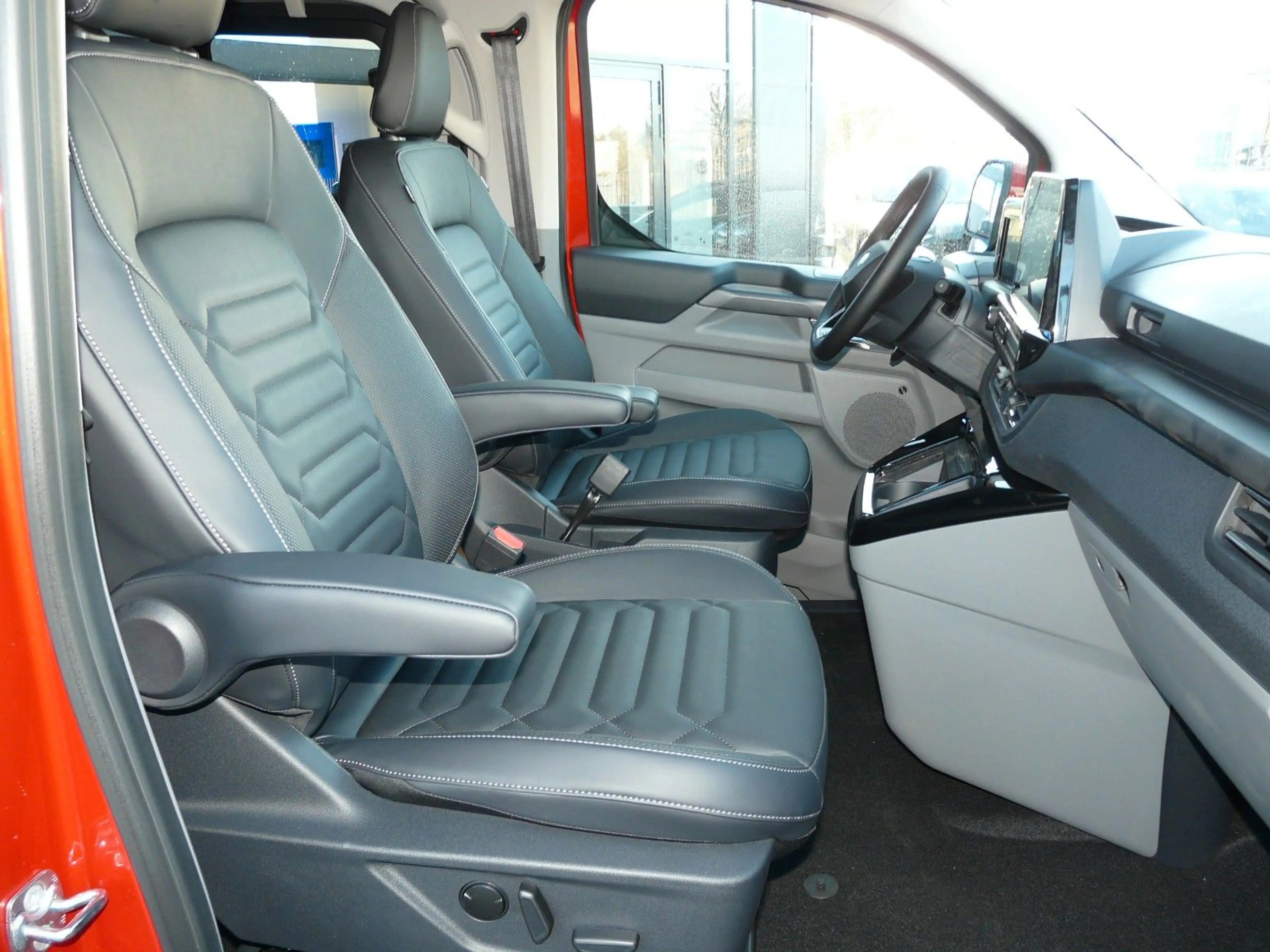 Ford Tourneo Custom L1 Titanium X — photo 11