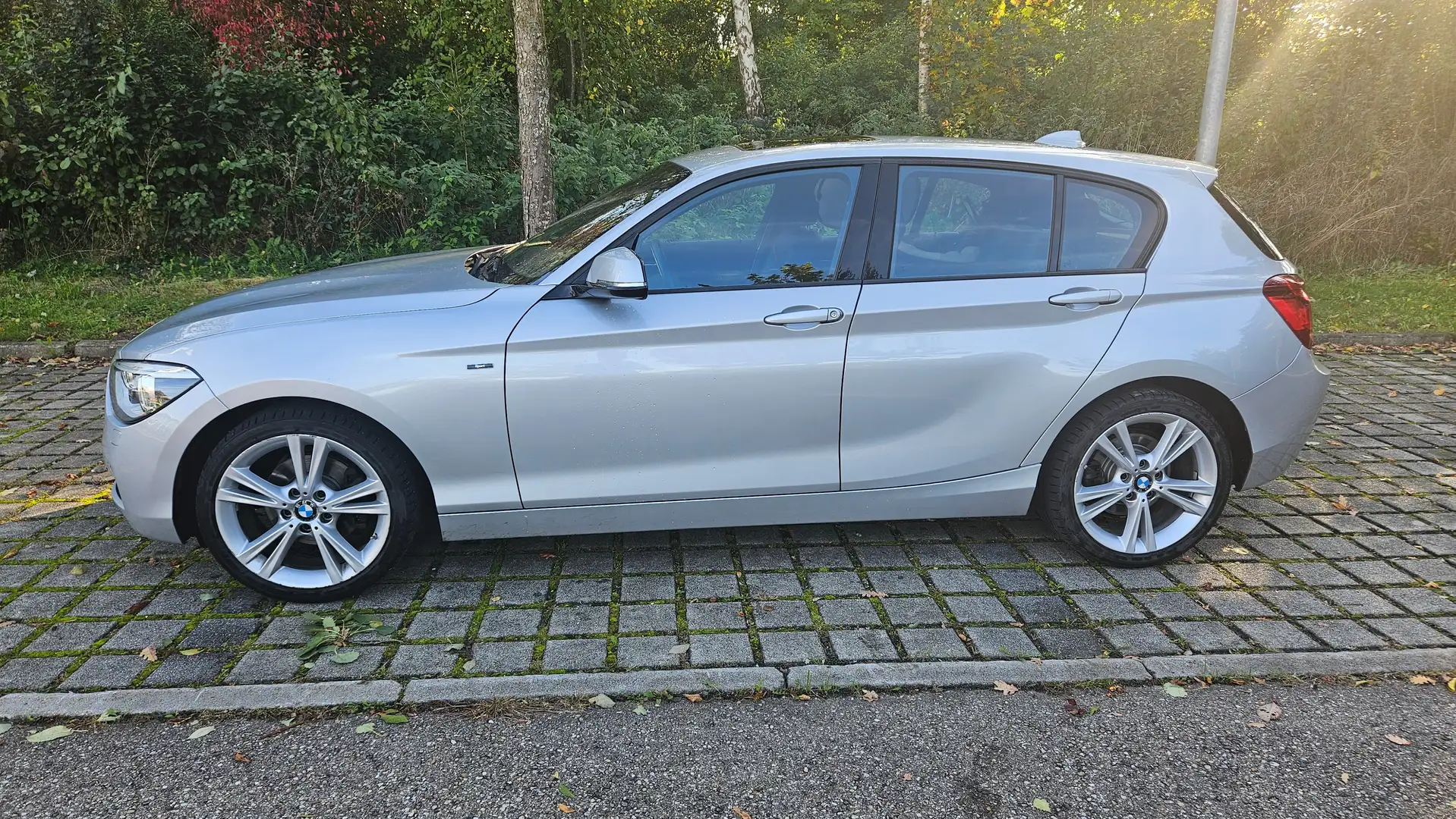 BMW 120 120d Sport Line Autom. Navi Leder AHK 8f bereift Silber - 2