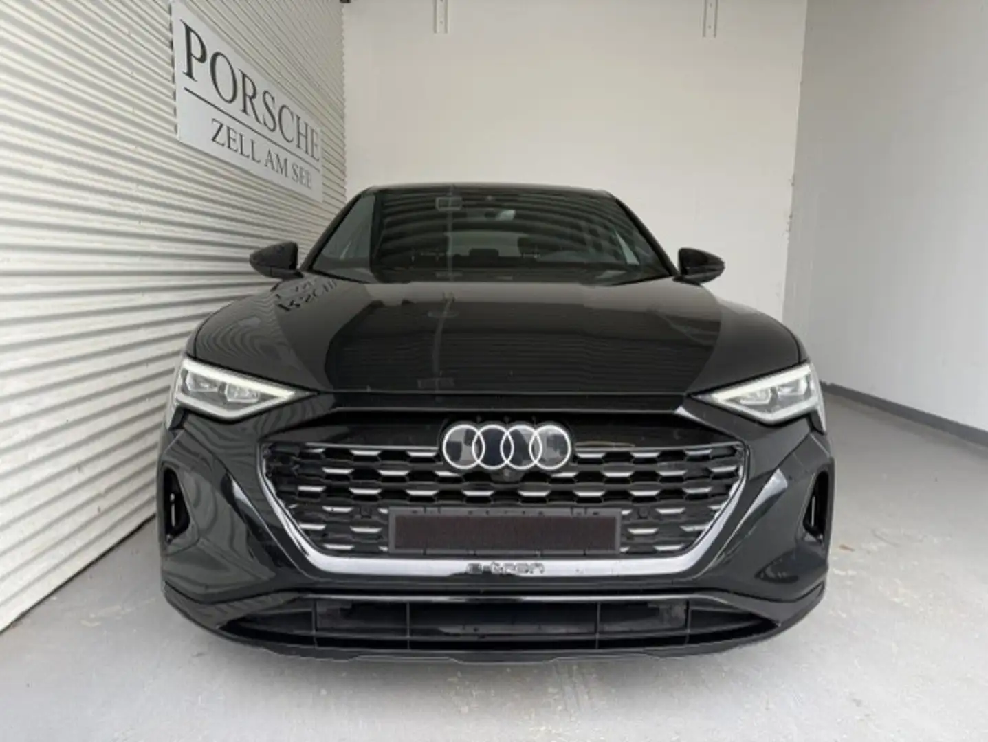 Audi Q8 55 e-tron quattro business Schwarz - 2
