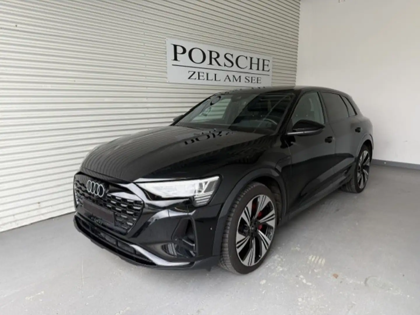 Audi Q8 55 e-tron quattro business Schwarz - 1