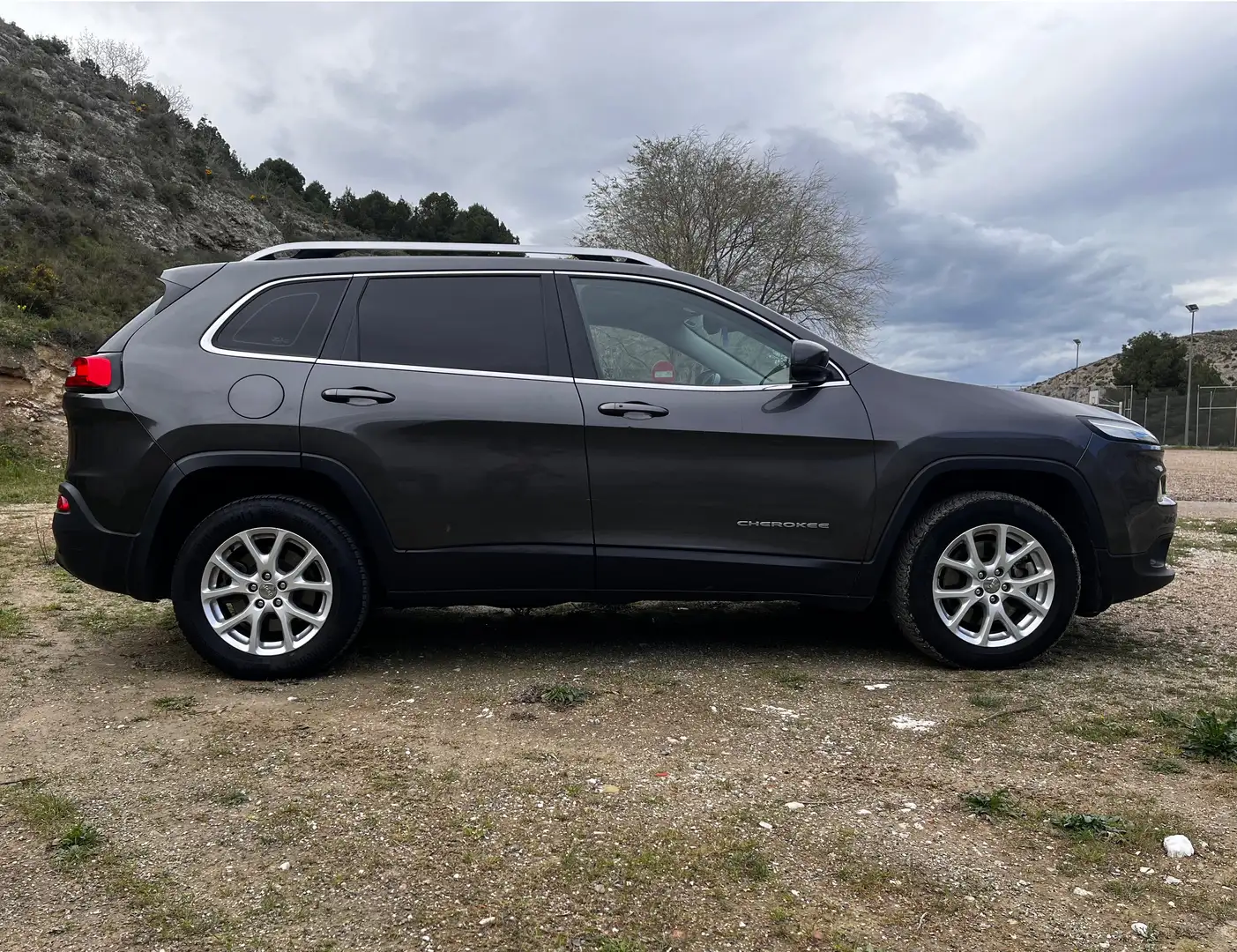 Jeep Cherokee Cherokee 2.0D Longitude 4x4 ADI 103kW Longitude Gris - 2
