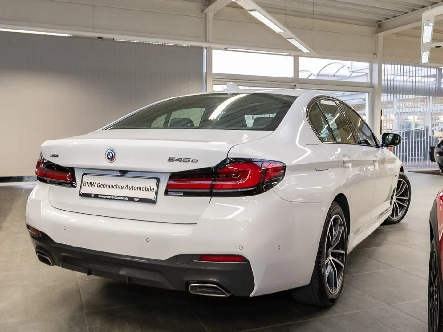 BMW 545 e xDrive A M Sportpaket Head-Up HK HiFi DAB Weiß - 2