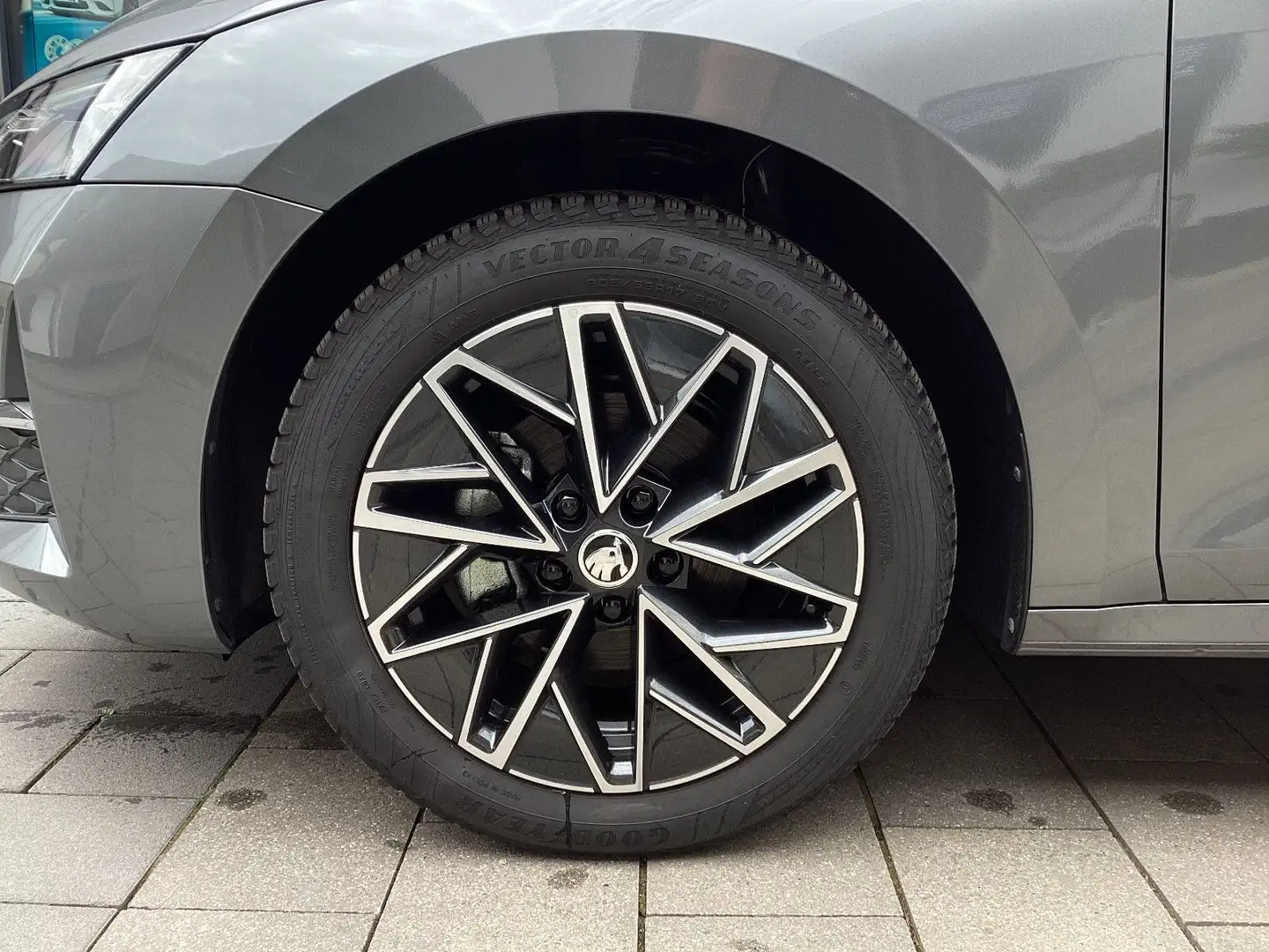 Skoda Octavia Combi 2.0 TDI DSG Selection Grau - 2