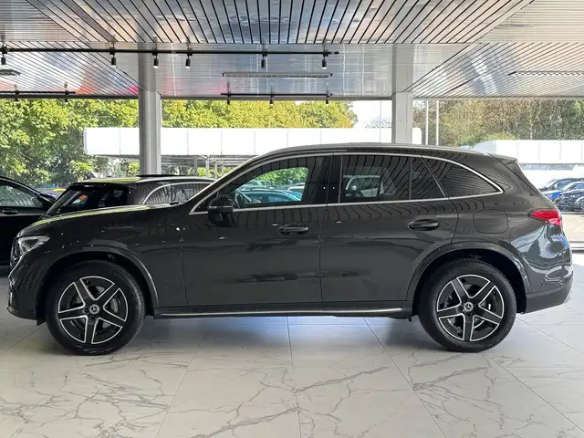 Mercedes-Benz GLC view 3