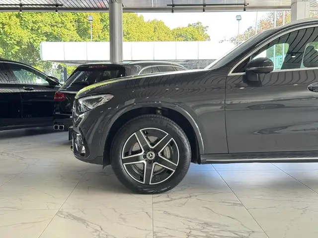 Mercedes-Benz GLC view 4