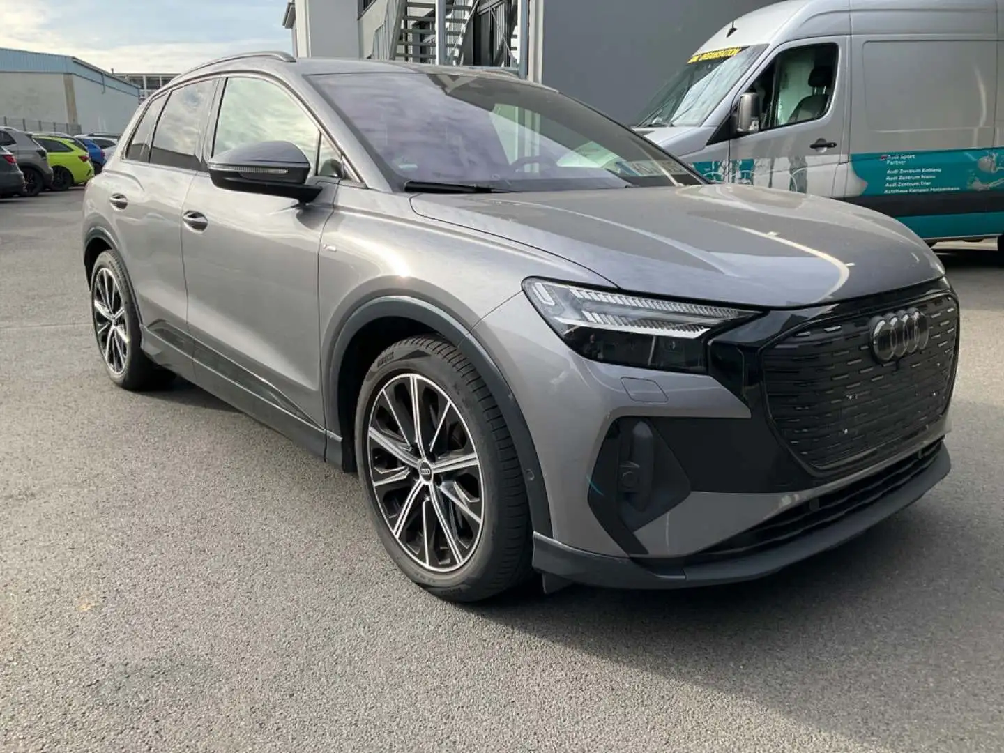 Audi Q4 e-tron 45 e-tron quattro s-line AHK Matrix LED Ambiente Grau - 2