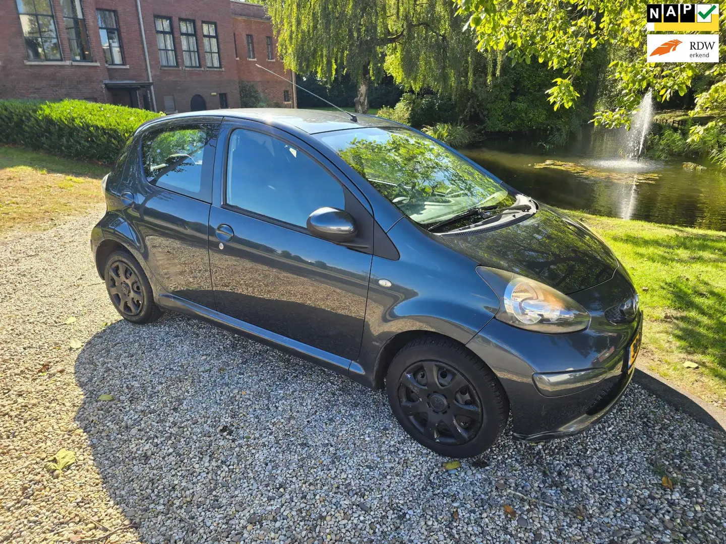 Toyota Aygo 1.0-12V + 5-deurs AIRCO *apk:09-2026* Grau - 1