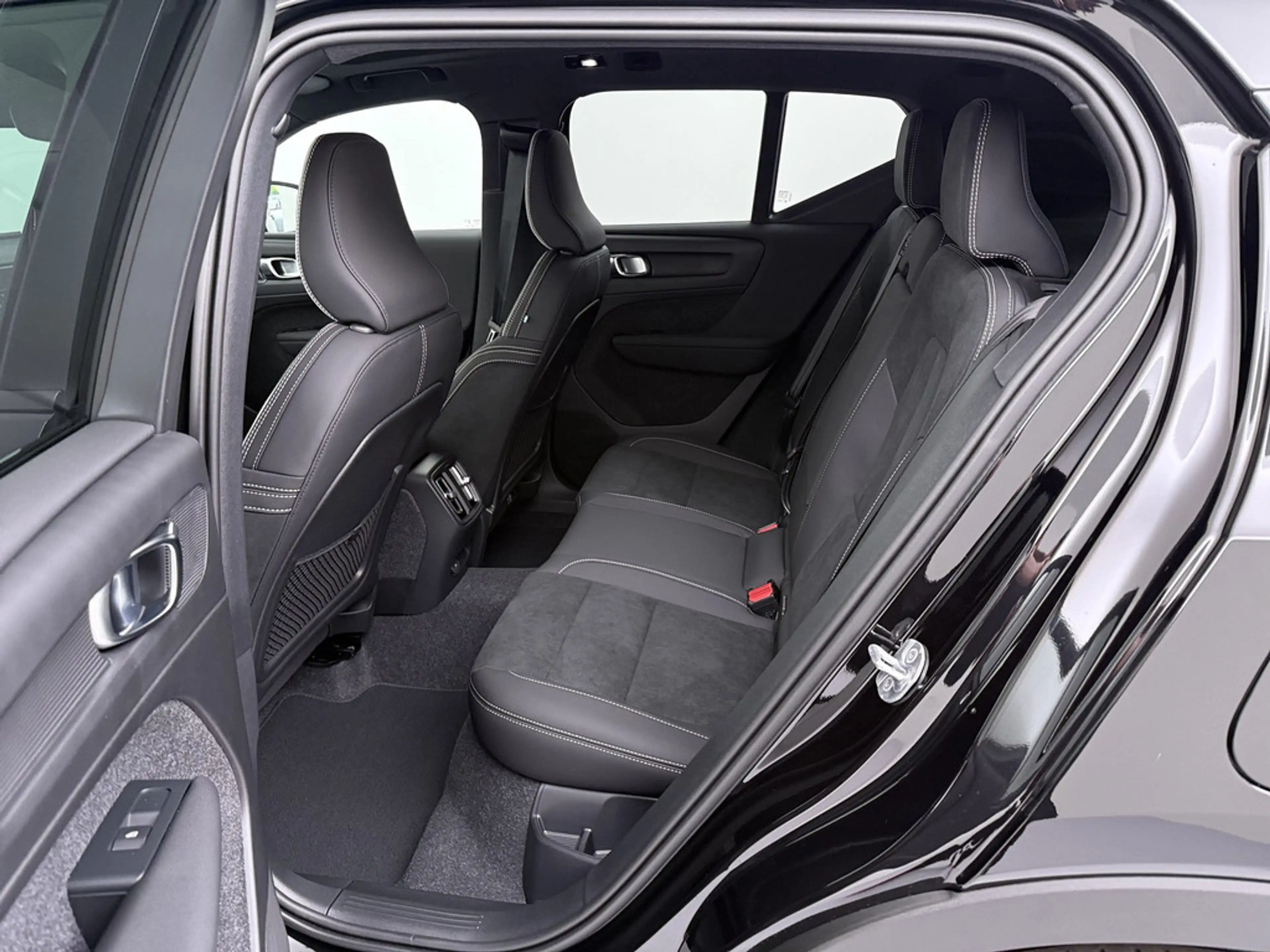 Volvo EX40 Twin Motor Performance AWD Ultra Dark *20-Zoll*ALARM* — photo 14