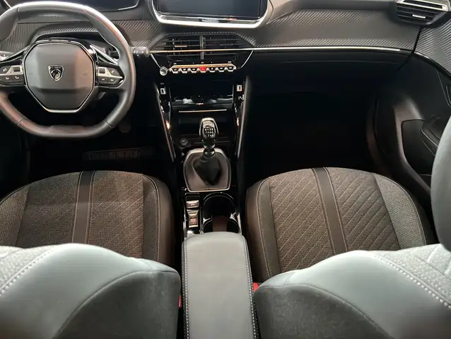 Peugeot 208 view 3