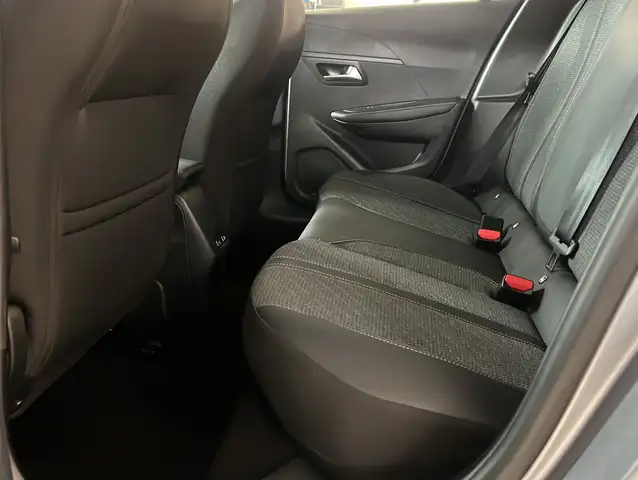 Peugeot 208 view 9