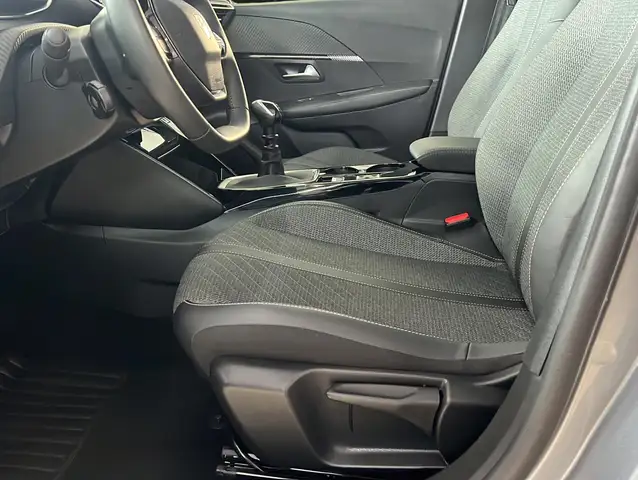 Peugeot 208 view 7