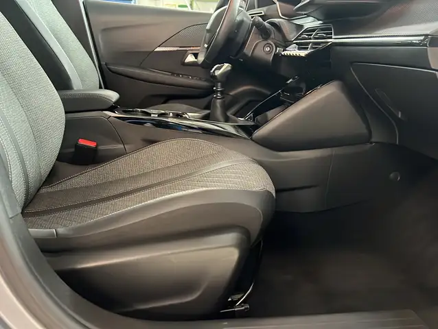 Peugeot 208 view 11