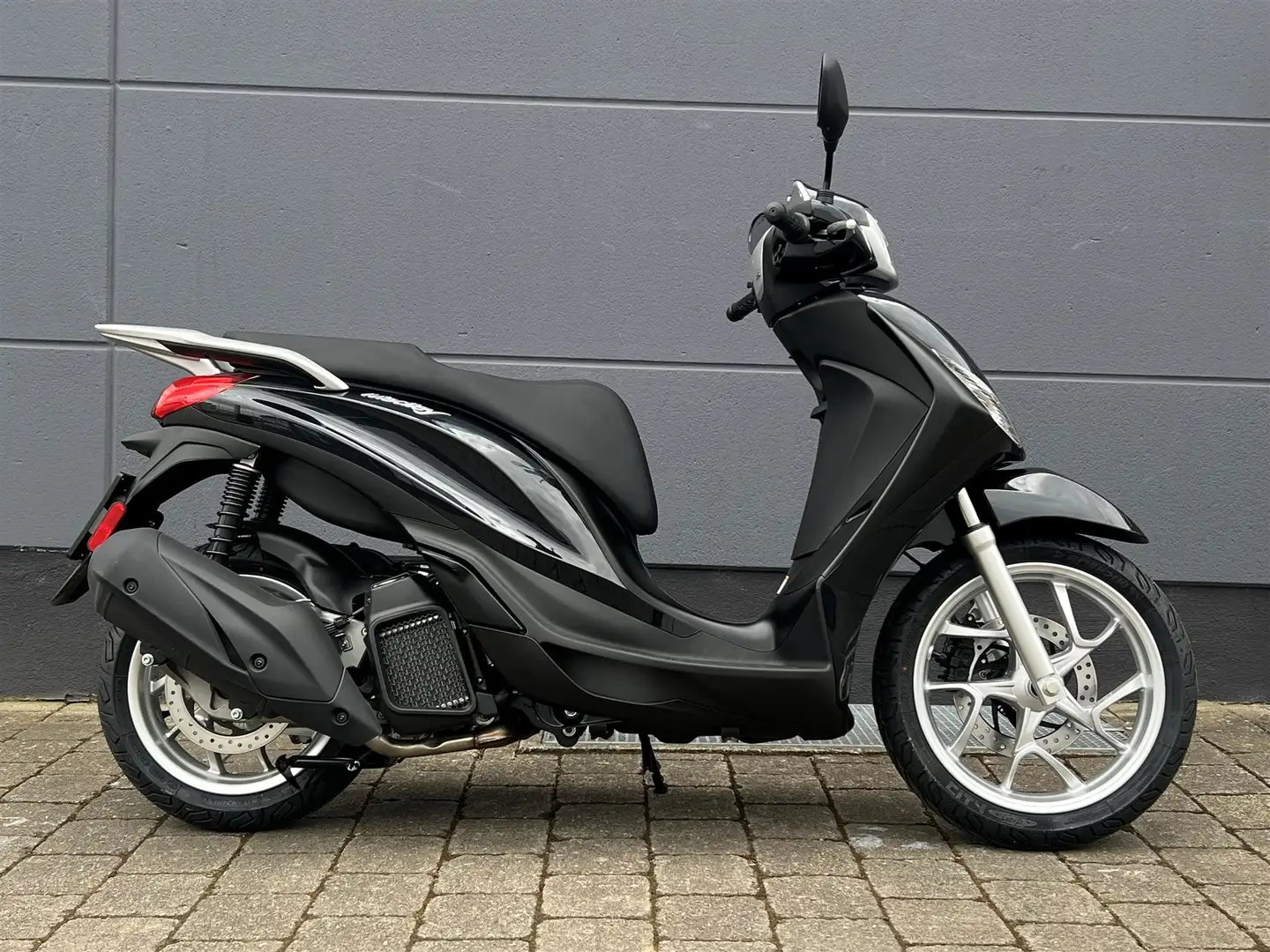 Piaggio Medley 125 Modell 2025!!! Topcase oder 0% Finanzierung Schwarz - 1