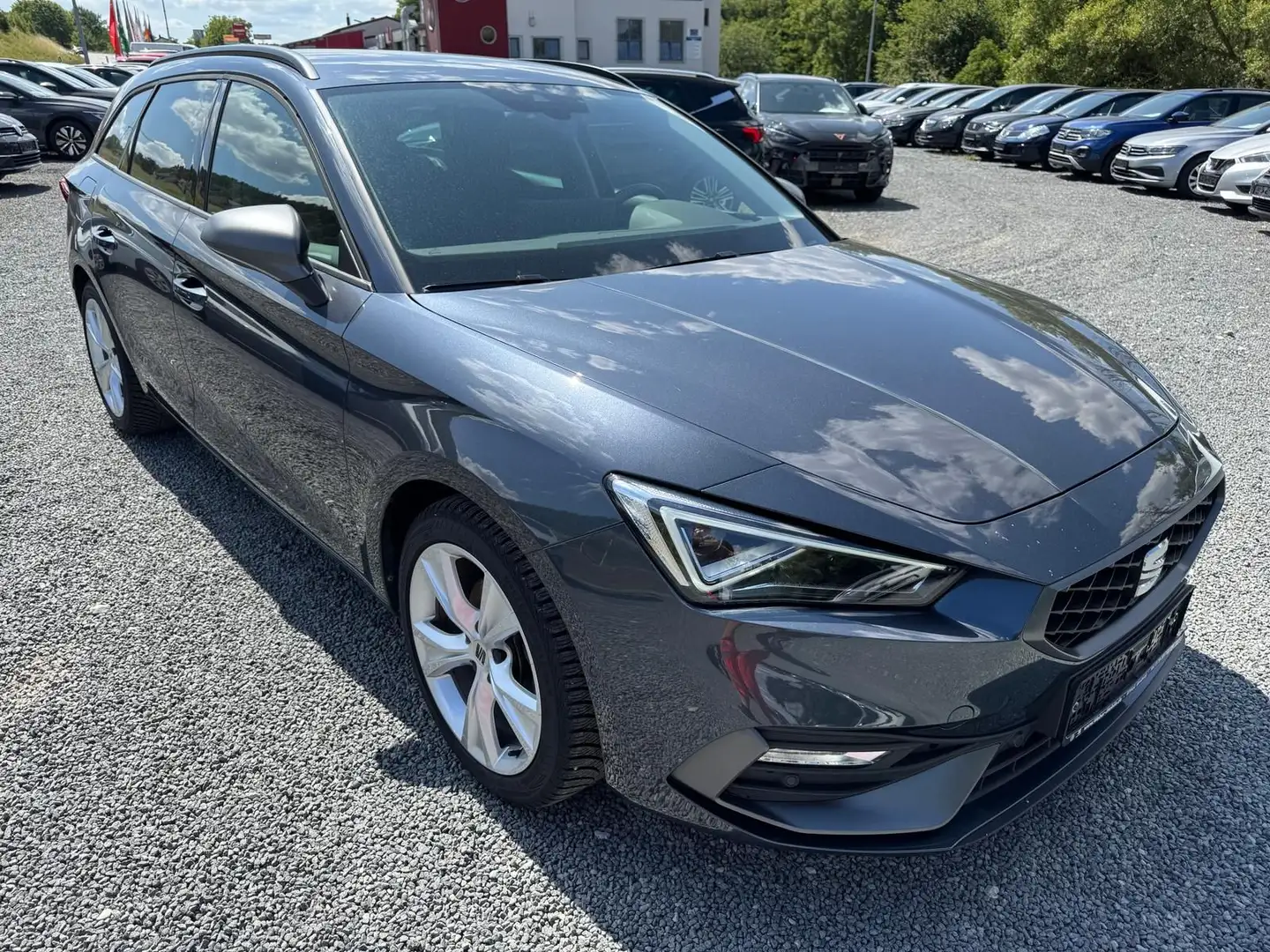SEAT Leon 1.5 eTSI *ST*DSG*FR*AHK-VORB*PDCHI+VO+KAMER Grau - 1