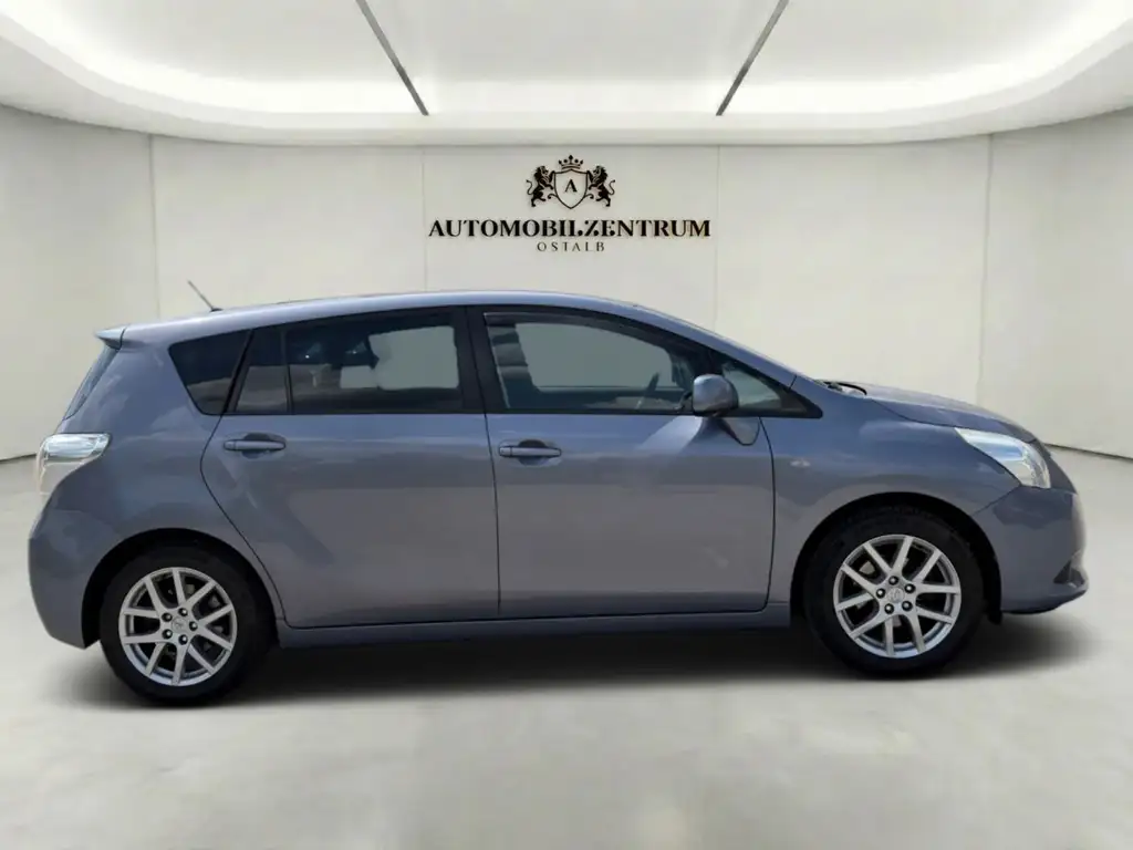 Toyota Verso Executive | 7 Sitzer | Rückfahrkamera Bild 3
