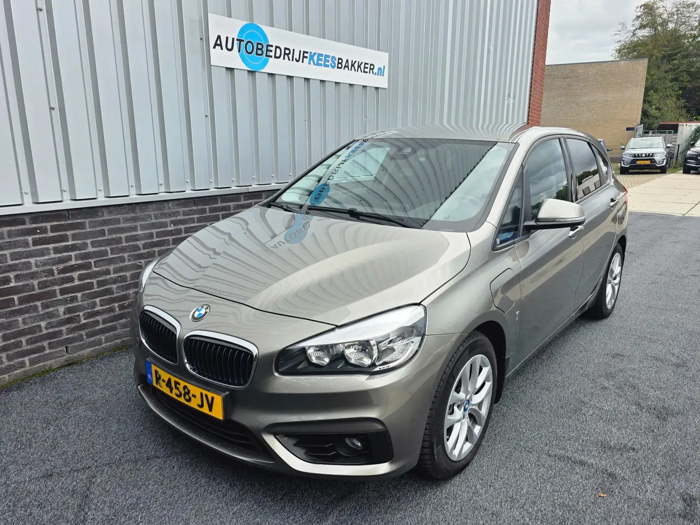BMW 225 2-serie Active Tourer 225xe Plug-in Hybride, Execu Grijs - 2