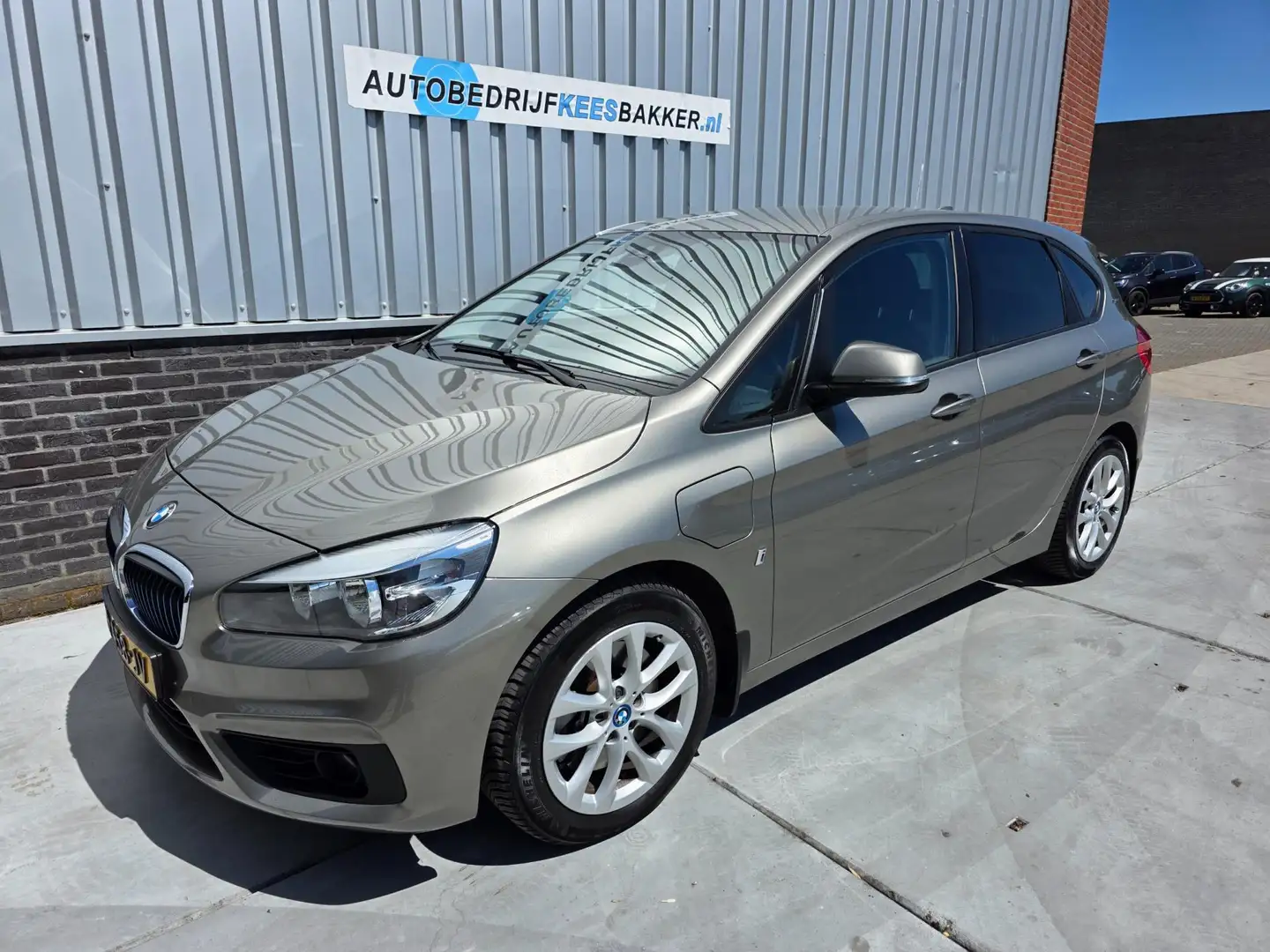 BMW 225 2-serie Active Tourer 225xe Plug-in Hybride, Execu Grijs - 2