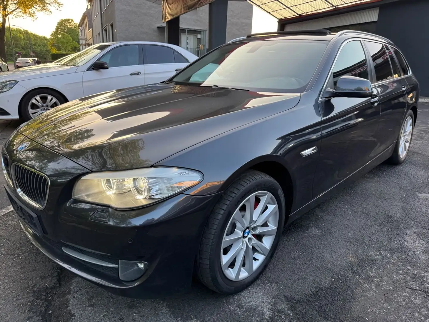 BMW 525 d Touring *NAVI*XENON*PANORAMA*GEPFLEGT Сірий - 1