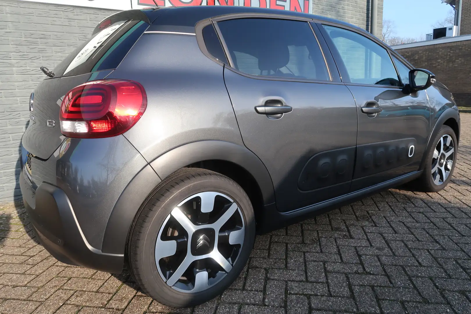 Citroen C3 1.2 PureTech Shine Eerste eigenaar bij ons bedrijf Grau - 2