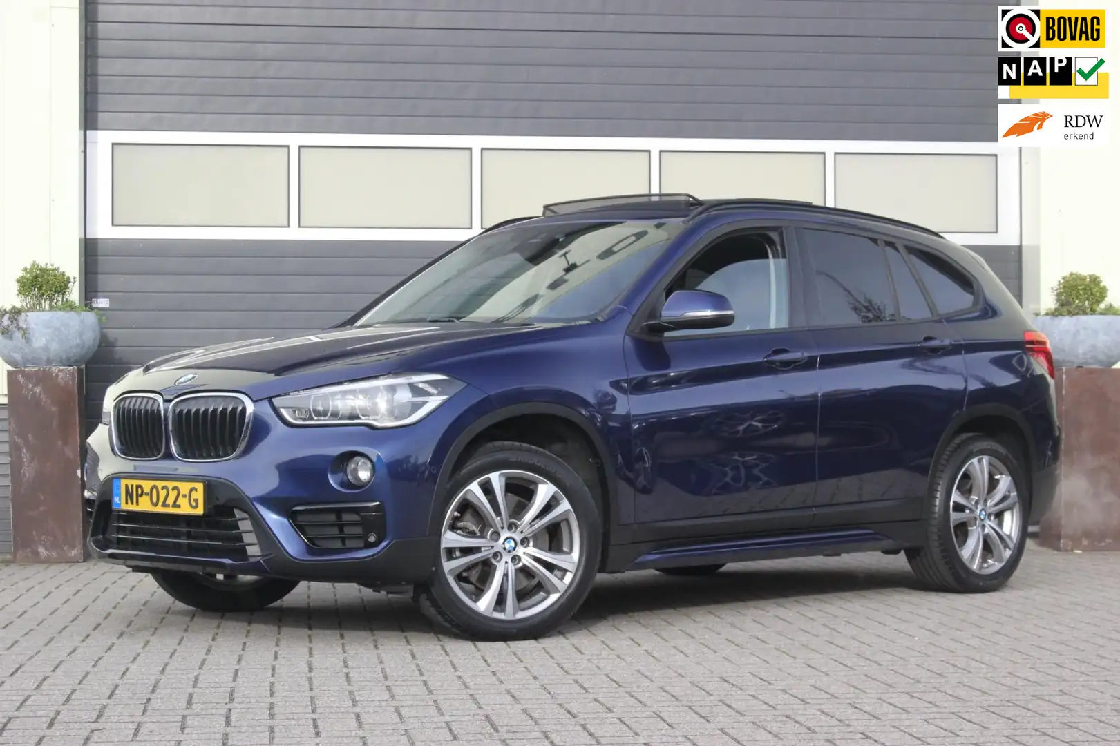 BMW X1 XDrive20i High Executive | Trekhaak | Leer | Pano Bleu - 1